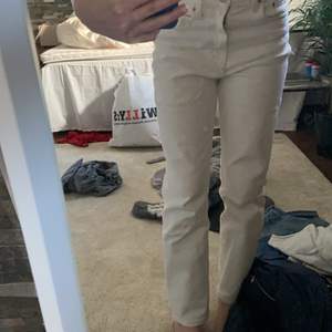 Jättefina raka jeans med beiga sömar ifrån hm. Jag är 158 och dem passar perfekt i längden på mig. Säljs för dem inte kommer till andväning. 