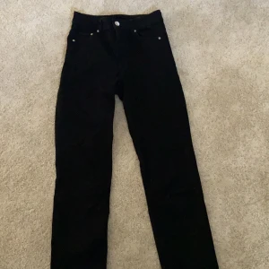 Snygga svarta jeans!  - Snygga jeans ifrån hm. Säljs för dem inte kommer till användning. Hör av er om du undrar något! 