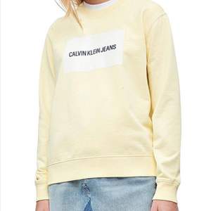 En sweatshirt från Calvin Klein i storlek M. Har använts 4 gånger och är i väldigt bra skick. Blir som en oversized tröja för någon som använder storlek S och sitter jättefint:) Orginal pris 600kr. PS: köpare står för frakt! 