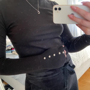 Svart tröja med pärlor  - Hur skön som helst, gillar pärlorna på armen. Köparen står för frakten💕