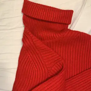 Red knitted sweater from H&M. Oversized fit. Only worn a couple of times! Dm for pictures:) price: 250 kr inkl frakt! Payment can be done via swish.