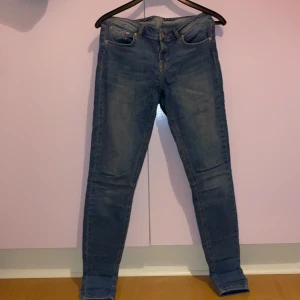 Jeans  - Blåa jeans från Ullared! Bra skick, använda ett par enstaka gånger! Men det är slitet vid texten för det har tvättats, men står Melissa på dem, storlek 42 men passar även 40. Säljer för 120kr eller buda! Köparen står för frakten