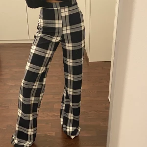 byxa  - Aldrig använd eftersom de är för långa för mig, mörkblåa byxor från boohoo. 