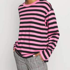 Rosa Långärmad tröja ifrån Monki, storlek S, svarta o rosa ränder, använd några gånger men är som i nyskick, inte min stil längre💕☺️ Är i t-shitt material fast långärmad:)