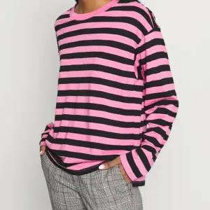 Rosa Långärmad tröja ifrån Monki, storlek S, svarta o rosa ränder, använd några gånger men är som i nyskick, inte min stil längre💕☺️ Är i t-shitt material fast långärmad:)