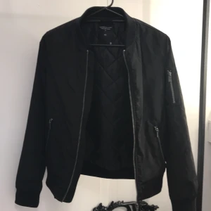 Bomberjacka - Säljer en bomberjacka. Jackan är knappt använd. Passar perfekt nu till våren🌸💜