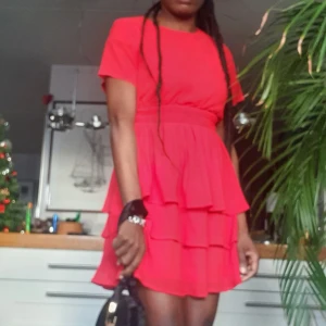 Spets klänning  - En spets klänning I mycket bra skick och passar jätte bra till kärleksdag och fester.Unik och utsåld. Finns fler bilder och köpare står på frakt.passar från xxs_m.pm för mer information 