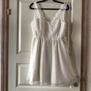 Studentklänning stl 42 - Studentklänning från bubbleroom, nypris 600kr storlek 42 men jag skulle säga att den passar S/M