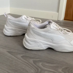 Puma skor - Vita Sneakers från Puma. Sldrig använt, undersidan är helt ren. Storlek 36, men jag har i vanliga fall 37 och dessa passar perfekt. Priset på alla mina produkter kan diskuteras.