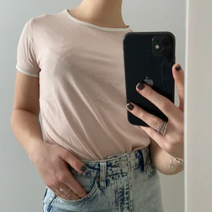 T-shirt - Supergullig t-shirt med vita detaljer vid hals och armar!💞 Storlek XS