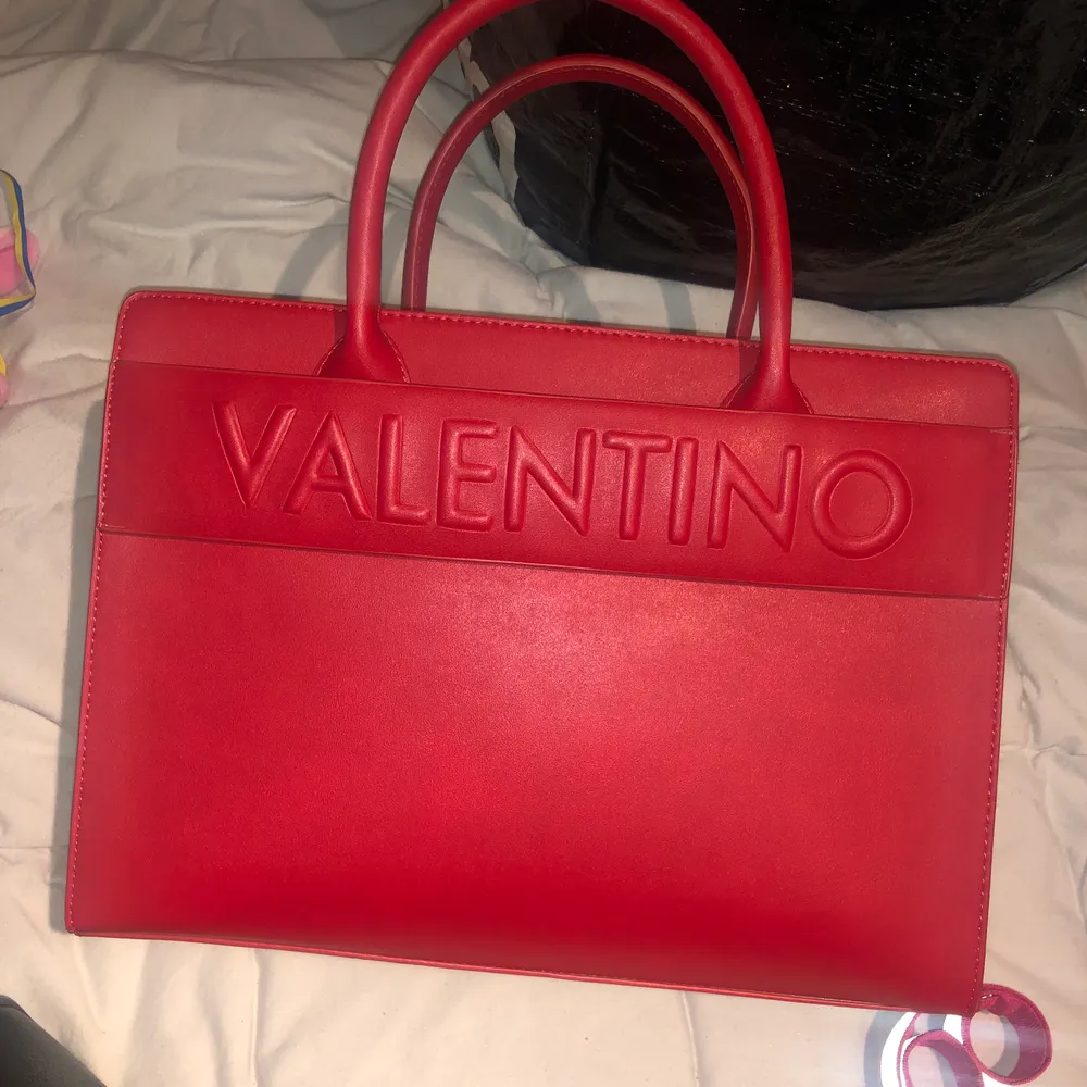 Röd valentino väska, knappt använd. 1000 kronor. Pris kan diskuteras. Väskor.