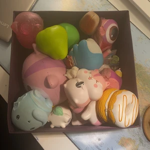 massa stressleksaker - köp allt för 100kr och allt är ett värde över 1000kr tillsammans. vill bli av med allt för dom tar plats btw✨