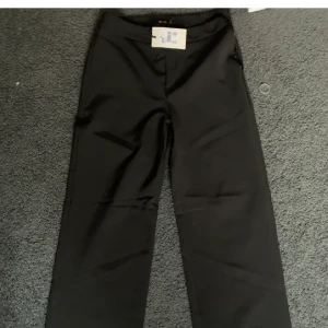 Kostymbyxor - Svarta oanvända komstymbyxor med prislapp kvar från bikbok✨