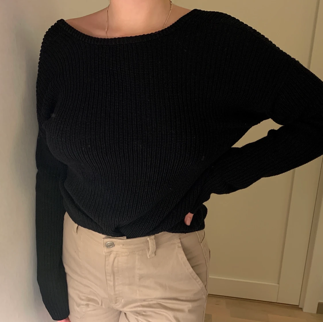 NA-KD svart stickad tröja med djup rygg S