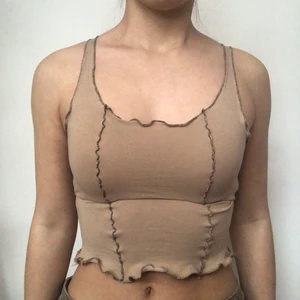 Linne - Remade topp med kontrastsömmar! Görs på beställning i önskad storlek. Kan även beställas i andra färgkombinationer. Hör av er privat vid frågor. Köpare står för frakt. Checka min instagram @viridi.designs för fler fler unika plagg! 