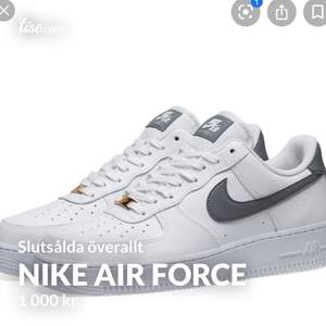 Säljer mina Nike air force med grått swoosh märke, som är slutsålda överallt. Snörena är slitna, men byter man ut dom så kommer skon se mycket fräschare ut, då dom är bra skick övrigt. Bud från 600 kr. Möts i Stockholm eller skickar mot fraktavgift 