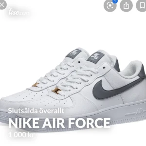 Nike air force Grey white - Säljer mina Nike air force med grått swoosh märke, som är slutsålda överallt. Snörena är slitna, men byter man ut dom så kommer skon se mycket fräschare ut, då dom är bra skick övrigt. Bud från 600 kr. Möts i Stockholm eller skickar mot fraktavgift 