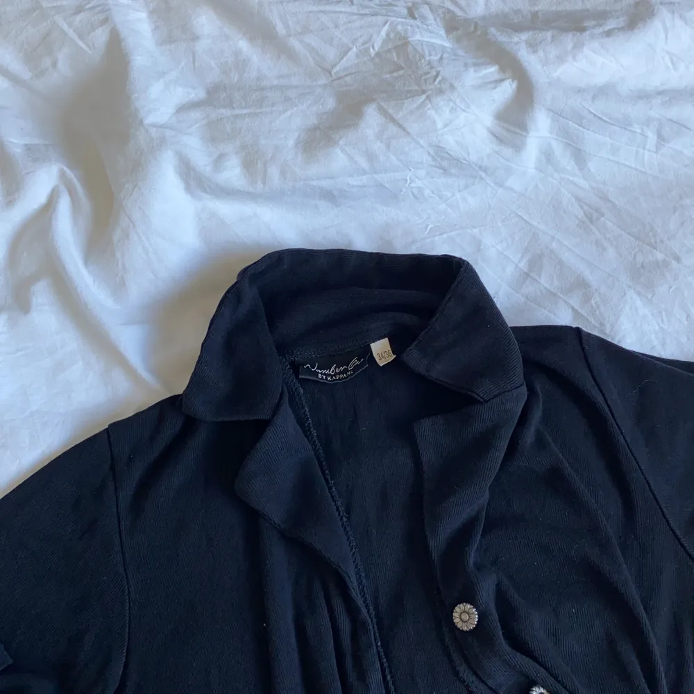 Säljer denna svarta collar neck tröjan/skjortan, den har knappar och går att stänga om man vill🤍  . Tröjor & Koftor.