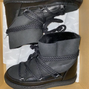 Inuikii boots - Svarta inuikii boots, helt oanvända i förpackningen med kvitto. Köpte i för liten storlek. Storlek 37 Kan gå ner i pris vid snabb affär Kvitto finns