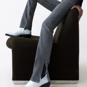 Jeans med slits - Jätte fina gråa sparsamt använda jeans från zara med slits. Nypris 400kr
