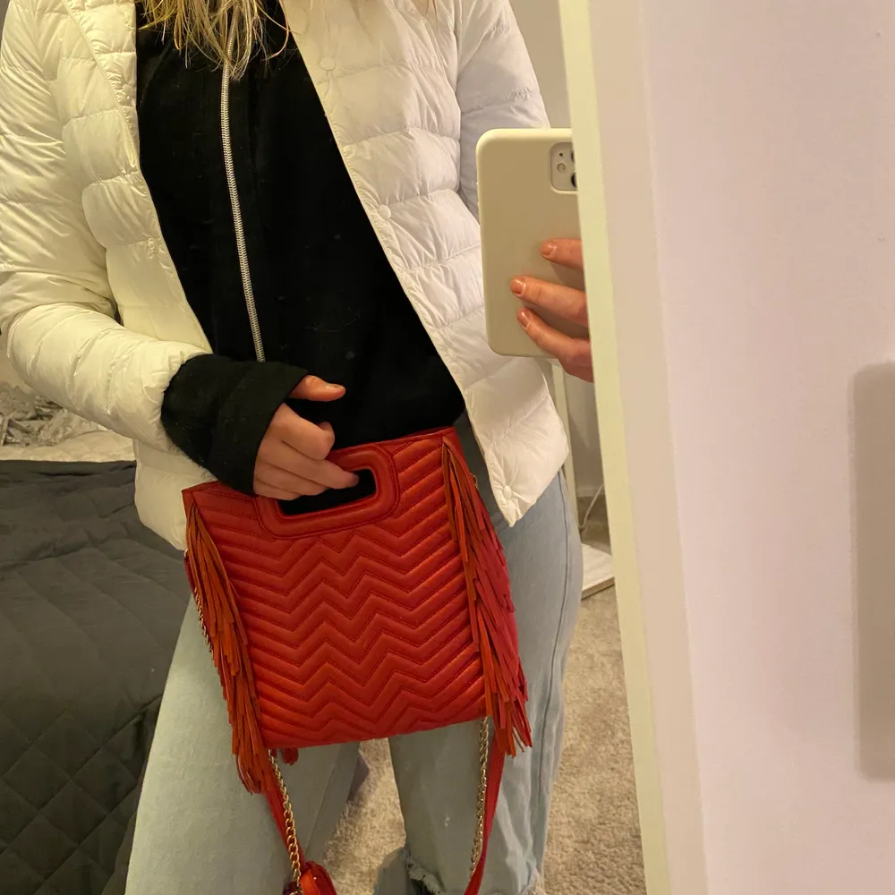 Säljer min röda maje väska! Väldigt fin väska som gör en hel outfit. Kan mötas upp inom Stockholms området och frakta! Skriv för mer frågor ❤️. Väskor.