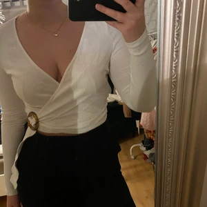 Vit topp från NA-KD i storlek M - Jättesnygg vit vardags topp🤩 Toppen är omlott vilket gör att den formar sig jättefin runt om midjan🥰 Toppen är bara använd ett fåtal gånger och är som ny! Priset kan diskuteras! Köparen står för frakten❤️