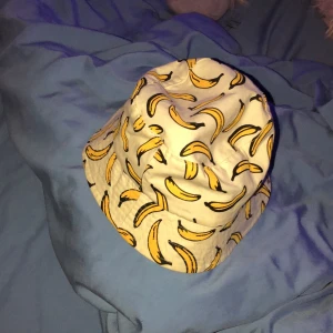 Backet hat - Två fina bucket hats säljs styck för 50kr och för både kostar dom 90kr ni kan få de levererat där du är elr hämta dom i Täby/Stockholm 👍