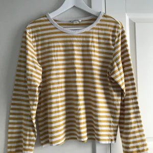 Randig långärmad tröja från Monki - Super skön gul/orange randig tröja från Monki. Säljer den då jag inte använder den :)