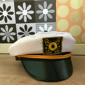 Kaptenshatt  - En hatt jag köpte för ett tag sen men aldrig använt. Passar bra till cosplay. Vuxenstorlek men är ganska liten