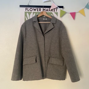 Kort kappa, Weekday - Kort kappa i ull/polyamid/Kashmir från weekday (MTWTFSS) Köptes secondhand 2019 och är sparsamt använd. 