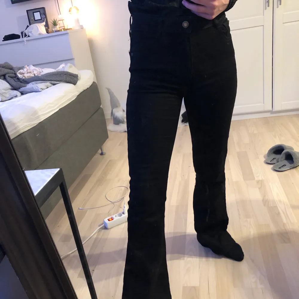 Ett par snygga bootscut jeans i storlek S! Jag är 1,68 cm och de är lite långa men inga problem att bära upp dem ändå!! Tillkommer frakt . Jeans & Byxor.