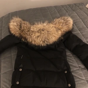 Hollies jacka strl 32 - Säljer min äkta Hollies jacka i strl 32, modell subway, köpt på Vivaldi för 2 månader sedan och ser ut som ny, fin ljus päls, inga deffekter eller liknande, kvitto/galge finns. Fint skick