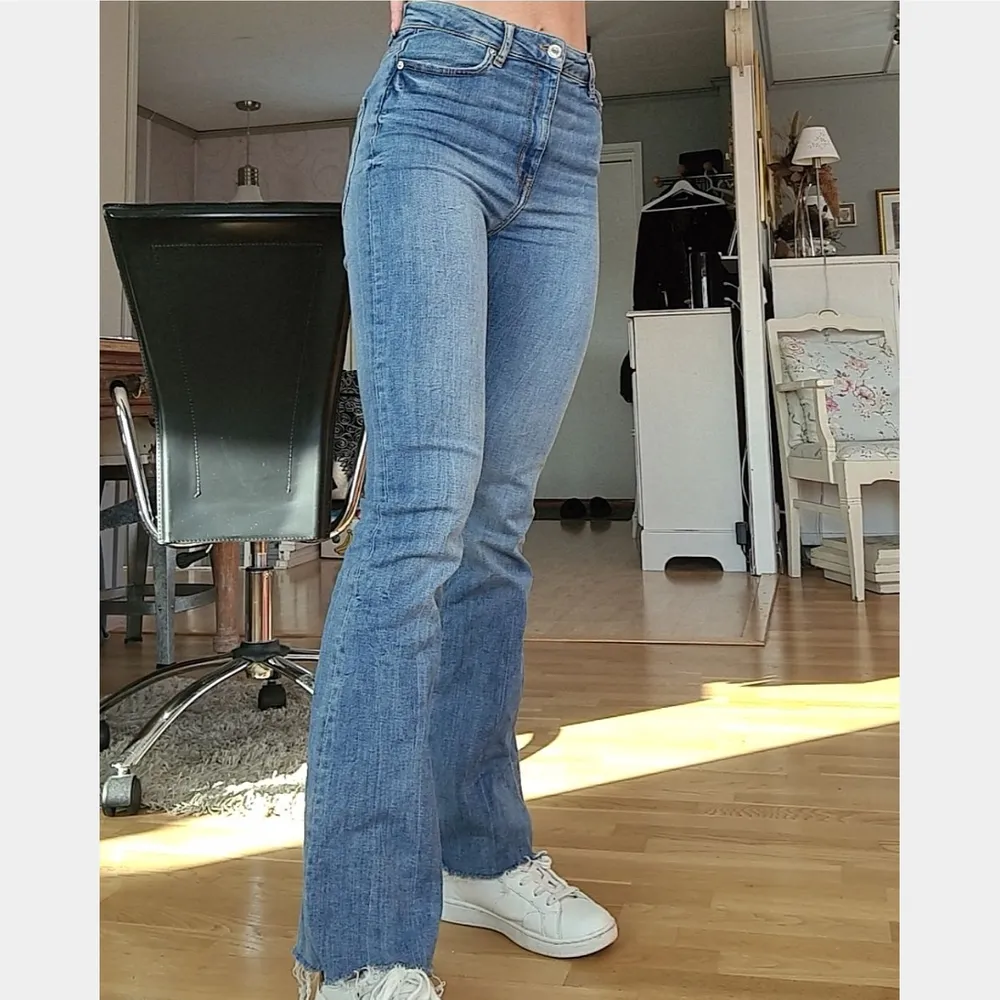 Jättefina bootcut jeans ifrån Zara. Dom är högmidjade och slimmade i modellen. Knappt använda och sitter bra på mig som är 168cm lång😇 Skriv för fler bilder!. Jeans & Byxor.