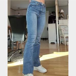 Jättefina bootcut jeans ifrån Zara. Dom är högmidjade och slimmade i modellen. Knappt använda och sitter bra på mig som är 168cm lång😇 Skriv för fler bilder!