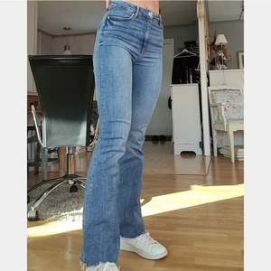 Zara jeans  - Jättefina bootcut jeans ifrån Zara. Dom är högmidjade och slimmade i modellen. Knappt använda och sitter bra på mig som är 168cm lång😇 Skriv för fler bilder!