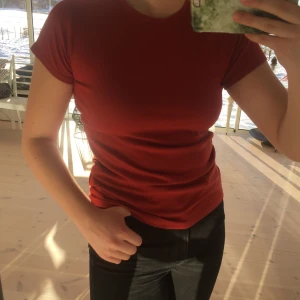 T-shirt - Från lager 157 i bra skick, knappt använd. Den är ganska liten i storleken. Köptes för 100:- Frakt tillkommer:)