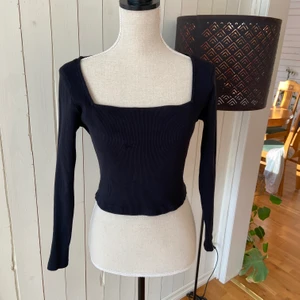 Svart långärmad magtröja/kort tröja  - Svart tröja som aldrig använts, haft på mig den en gång men tagit av fort där efter då den inte föll mig i smaken. Fin passform som passar olika kroppsformer. Tröjan skickat så fort betalning har skett ❤️