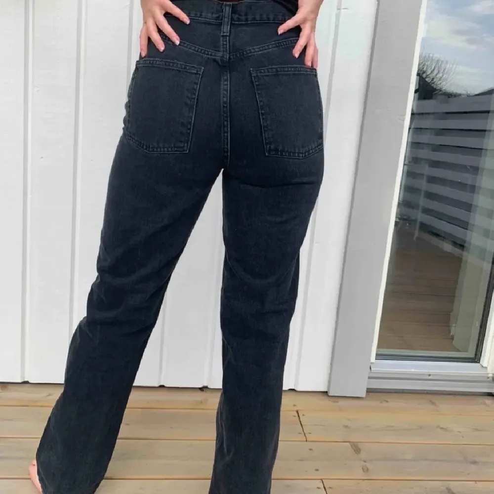 Grå/svarta jeans med slitningar från zara💕Använda endast en gång! Köparen står för frakten💘. Jeans & Byxor.