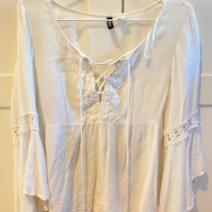 Vit blus  - Vit blus med broderi detaljer & snöring ifrån H&M, storlek 36. Frakten står jag för🌸