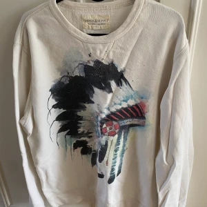 Ralph lauren tröja 🤍 - En jättefin tröja från Ralph Lauren med ett snygg tryck ✨ funkar lika bra till kille som till tjej 