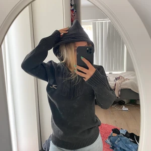 Armanitröja - Säljer denna supersnygga georgioarmani tjocktröjan som inte går att få tag på längre. Den är knappt använd och är väldigt fin och skön 