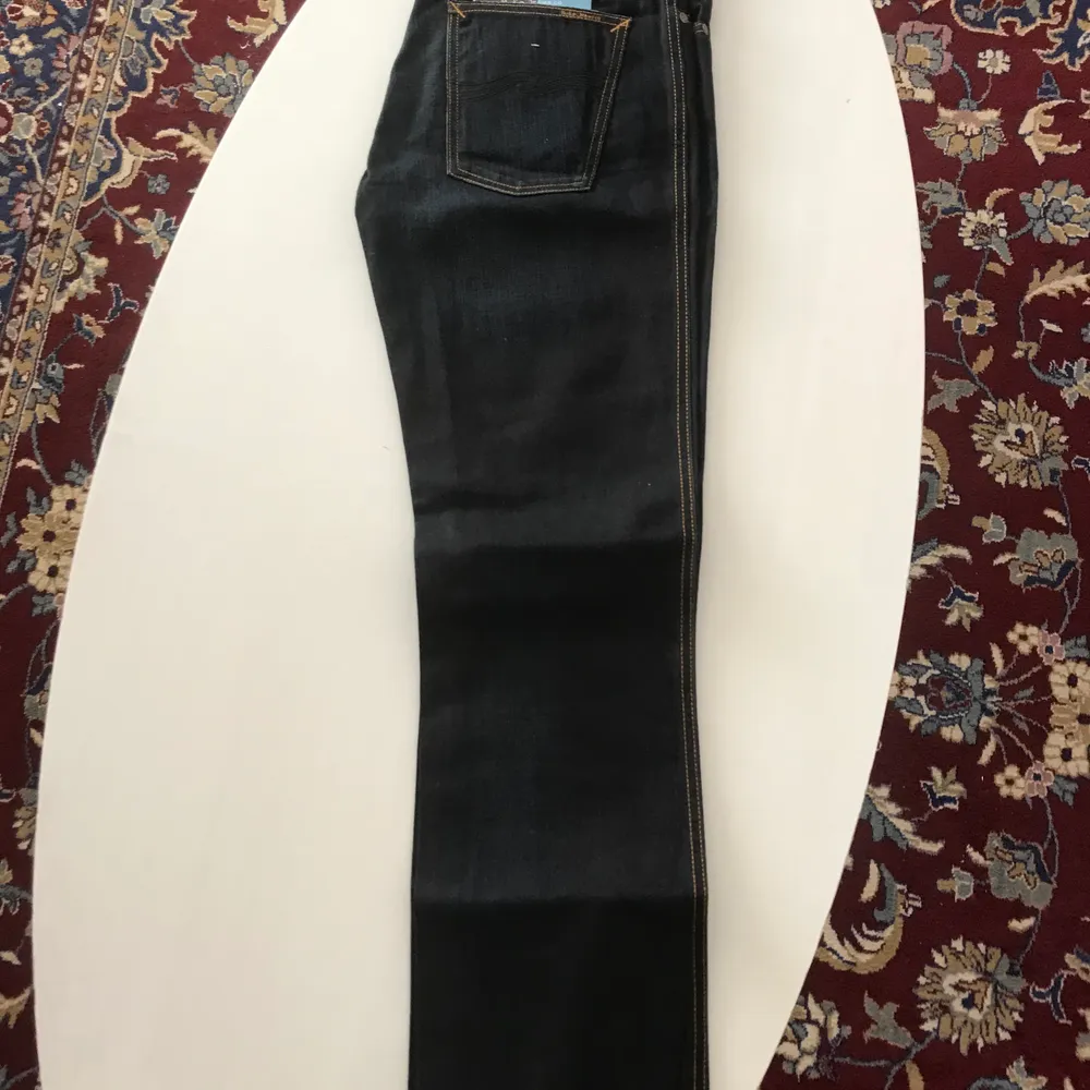 Säljer min nya Nudie jeans blå modell Slim Jim storlek 33/32 etiketten kvar och oanvänd . Jeans & Byxor.
