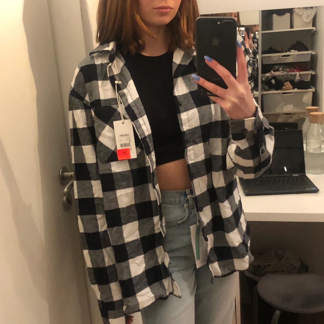 Oanvänd svart vit rutig skjorta