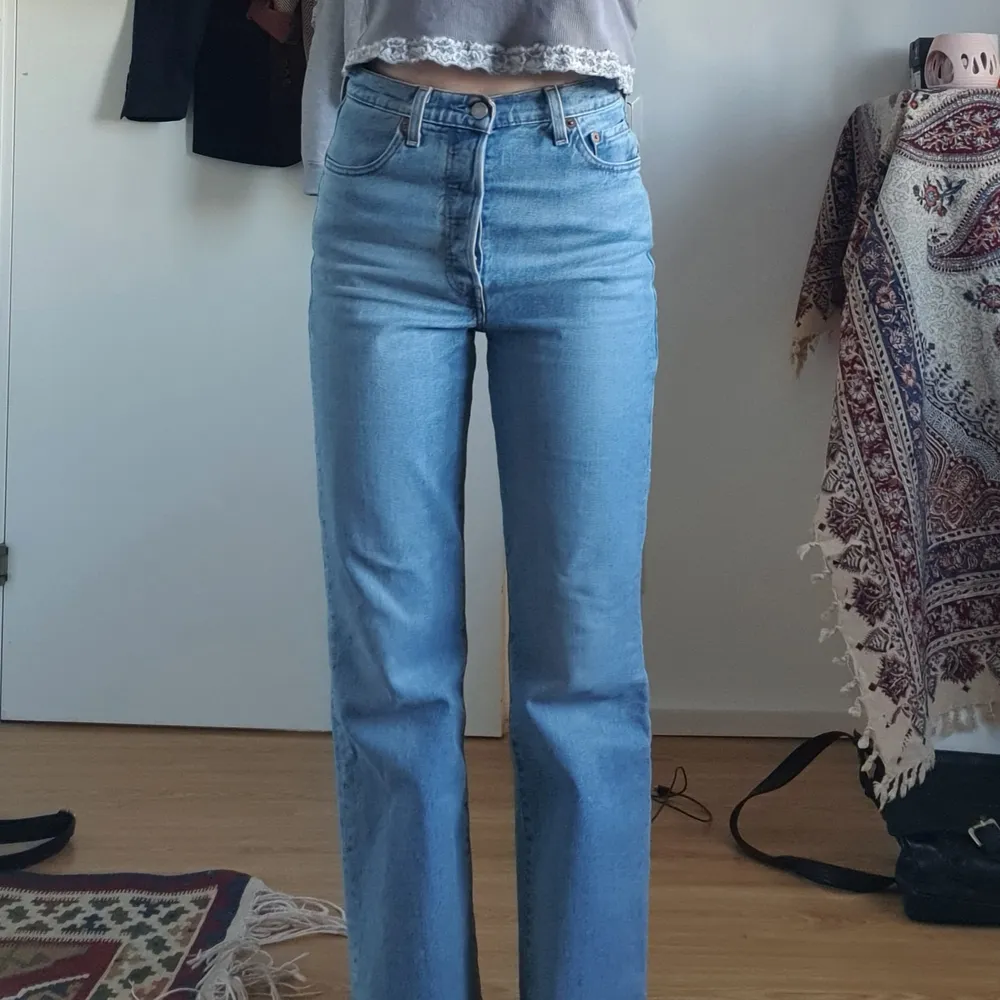 Supersnygga levis jeans i modellen ribcage crop flare! Högmidjade och ribbade längst ned, jag är 160cm. Skriv för fler bilder❤ köparen står för frakt. Jeans & Byxor.