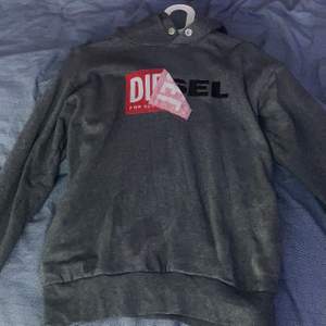 Jättefin mörkgrå hoodie från DIESEL. Finns en liten slitning på ena ärmen ( se sista bilden) i övrigt helt som ny. (Jag köpte dem för 499kr.) mitt pris: 120 + frakt 💓