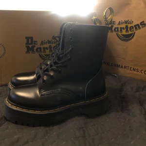 Dr Martens - Kikar på intresset hos mina sparsamt använda Dr. Martens då dom är lite för små för mig! Är öppen för byte mot storlek 37 och 38! ✨🖤 HÖGSTA BUD: 1500kr