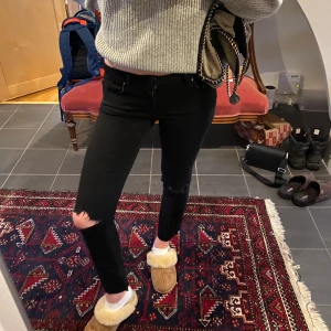Trendiga jeans - Lågmidjade jeans! Jag älskar trenden med jeans med en lägre midja, men dessa är tyvärr för små för mig. Jag har klippt hål och längden själv💕