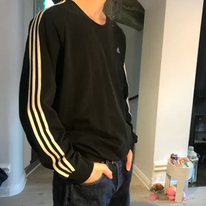 Aididas sweter  - knappt andvända retro adidas tröja 