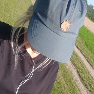 Keps fjällräven - Säljer min fjällräven keps som är så fin och sitter perfekt, får tyvärr ej användning av mig. SlutsåId & i nytt skick! Blå i färgen