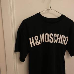 T-shirt från hm och deras kollektion med moschino som var limited edition. Fint skick och unisex i storlek Xs därför ganska stor fast det är xs.